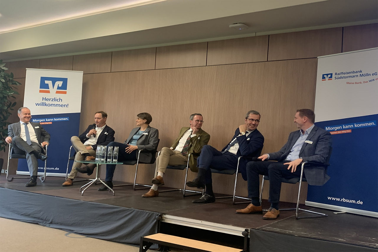 Agrarrunde - mehrere Personen sitzen auf einem Podium