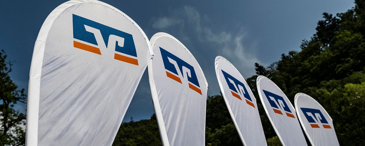 Foto mit 5 Flaggen mit Logo der Volksbanken Raiffeisenbanken