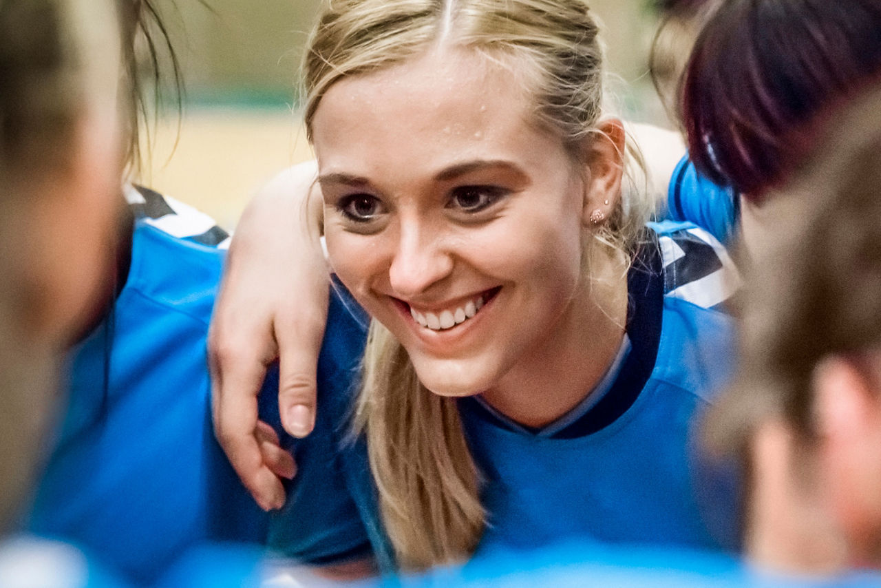 Damen-Volleyballmannschaft in blauen Trikots