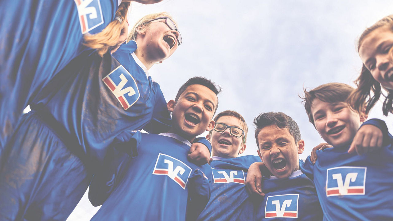 Kinder im trikot
