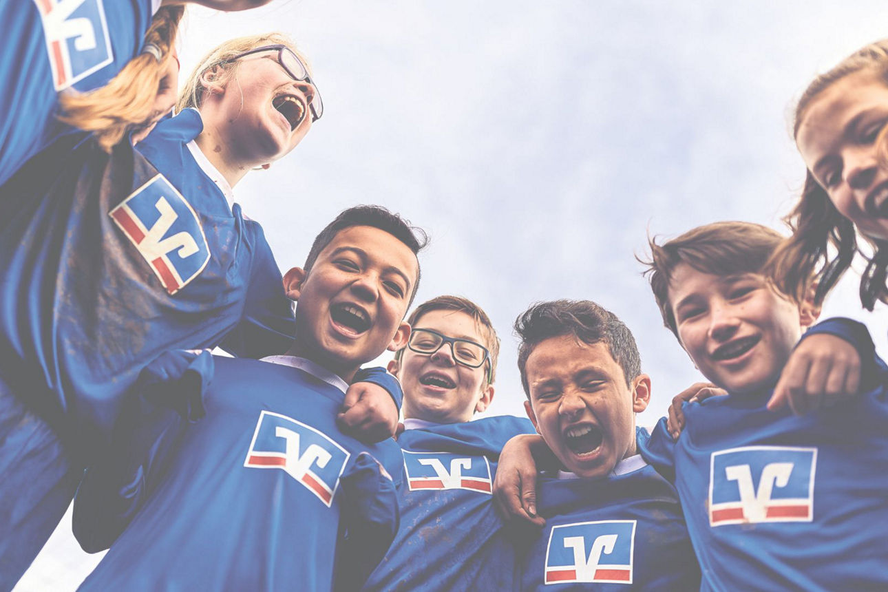 Kinder im trikot