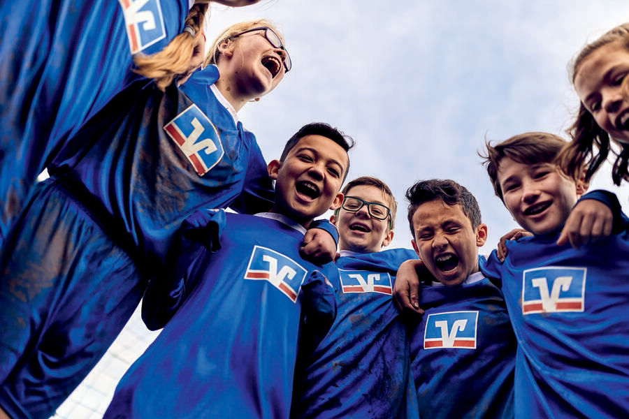 Jubelnde Kinder beim Fußball