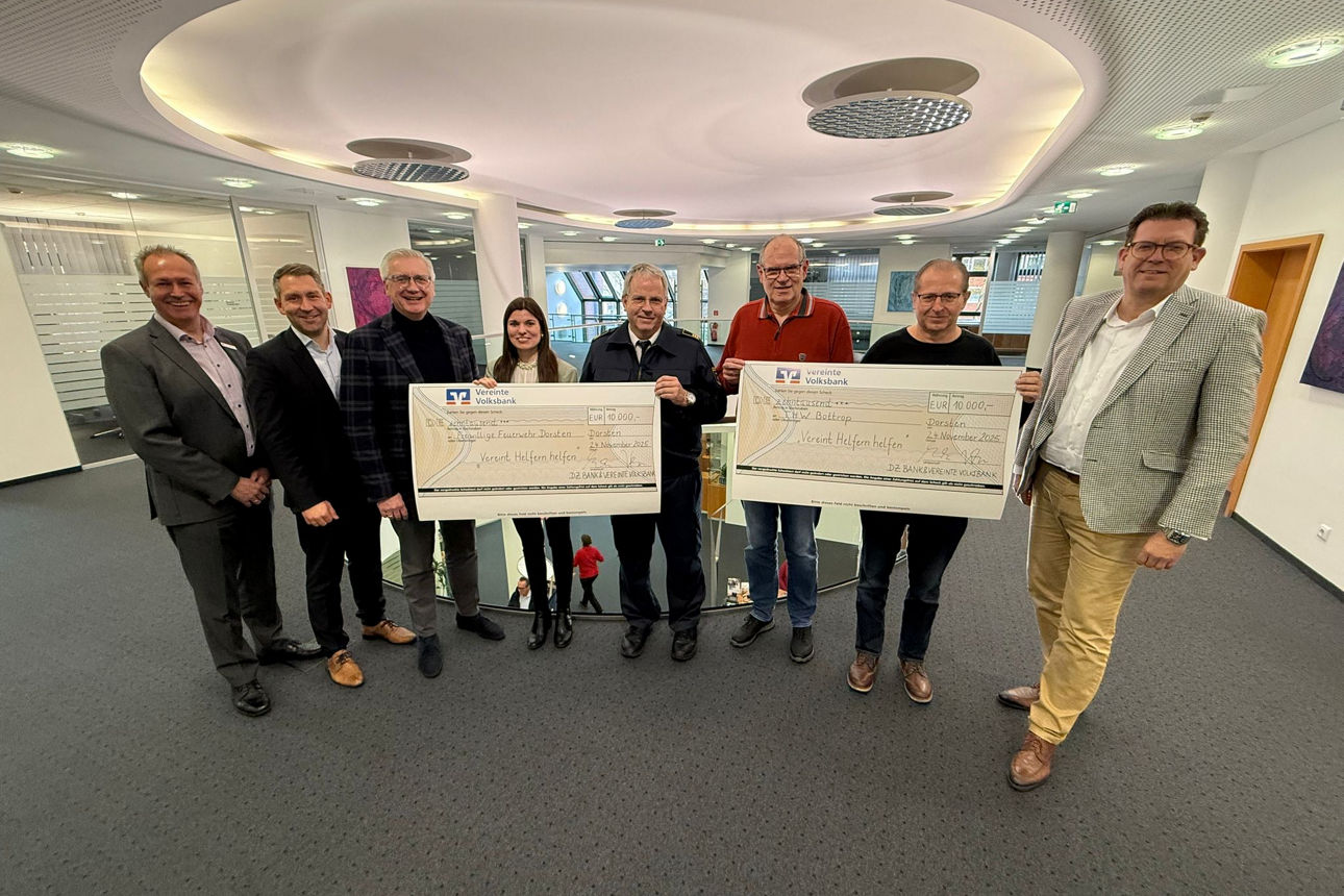 Mehrere Menschen bei der Spendenübergabe