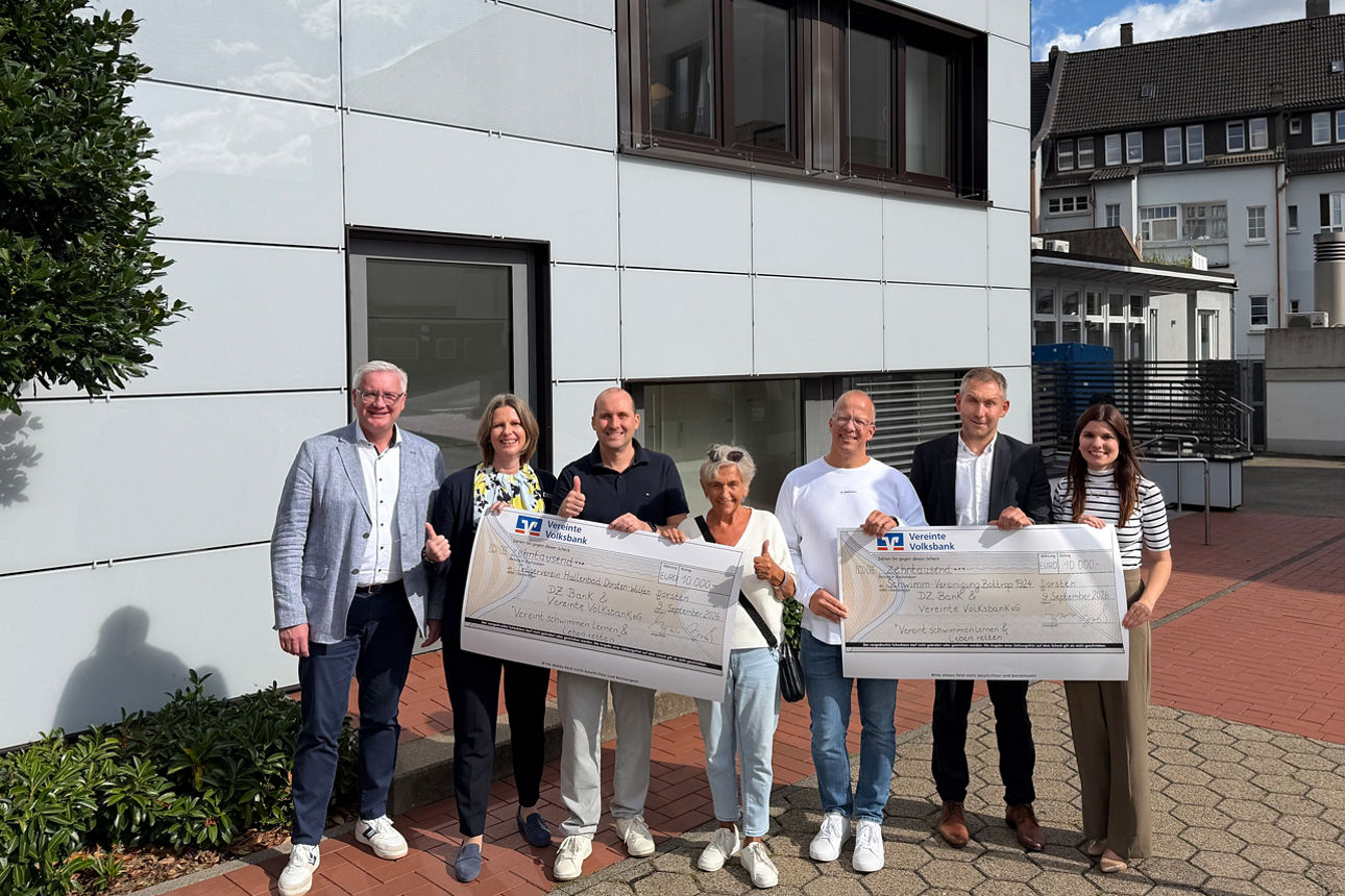 Spendenübergabe an Schwimmvereine Bottrop und Dorsten von Vereinte Volksbank
