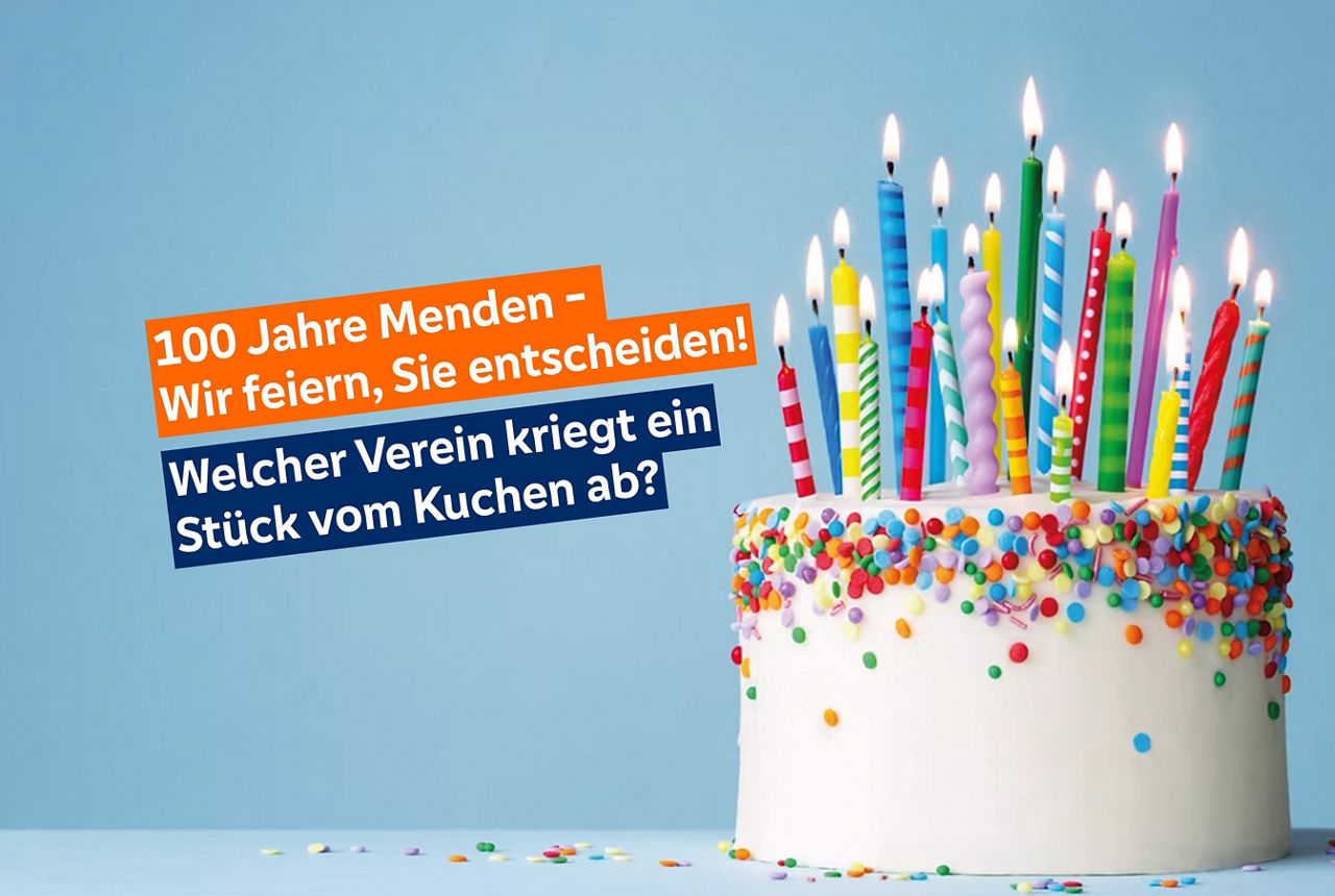 Eine bunte Geburtstagstorte vor blauem Hintergrund mit vielen Kerzen.