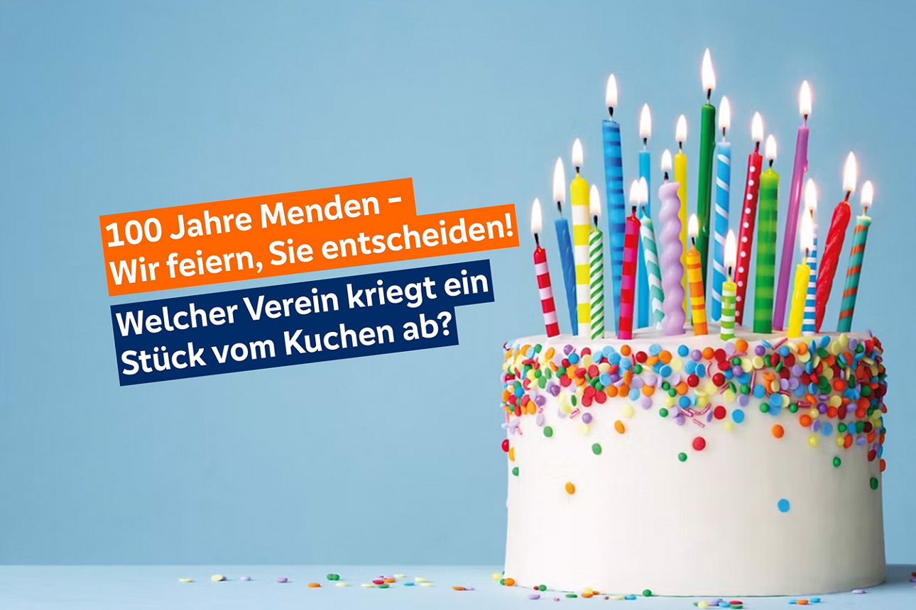 Eine bunte Geburtstagstorte vor blauem Hintergrund mit vielen Kerzen.