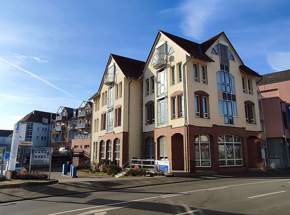 Das Bild zeigt die Modernisierung der Nidda. Ein Gebäude wird präsentiert, umgeben von grüner Landschaft und klar blauem Himmel