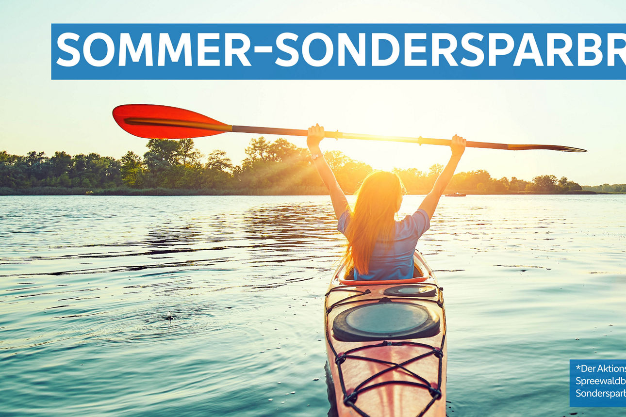 2 Paddelbotfahrer auf dem See halten Ihre Paddel hoch zum Sonnenaufgang