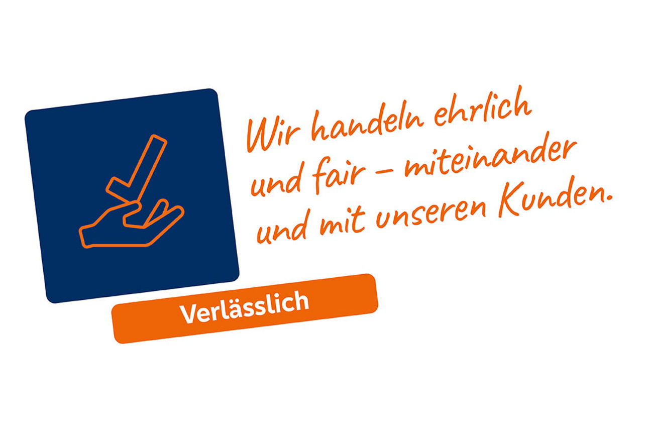 Ein Kind auf einer Wiese mit Alpakas