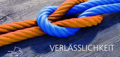 Das Foto ist in leuchtendem Blau und Orange gehalten und bildet einen auffälligen optischen Kontrast.