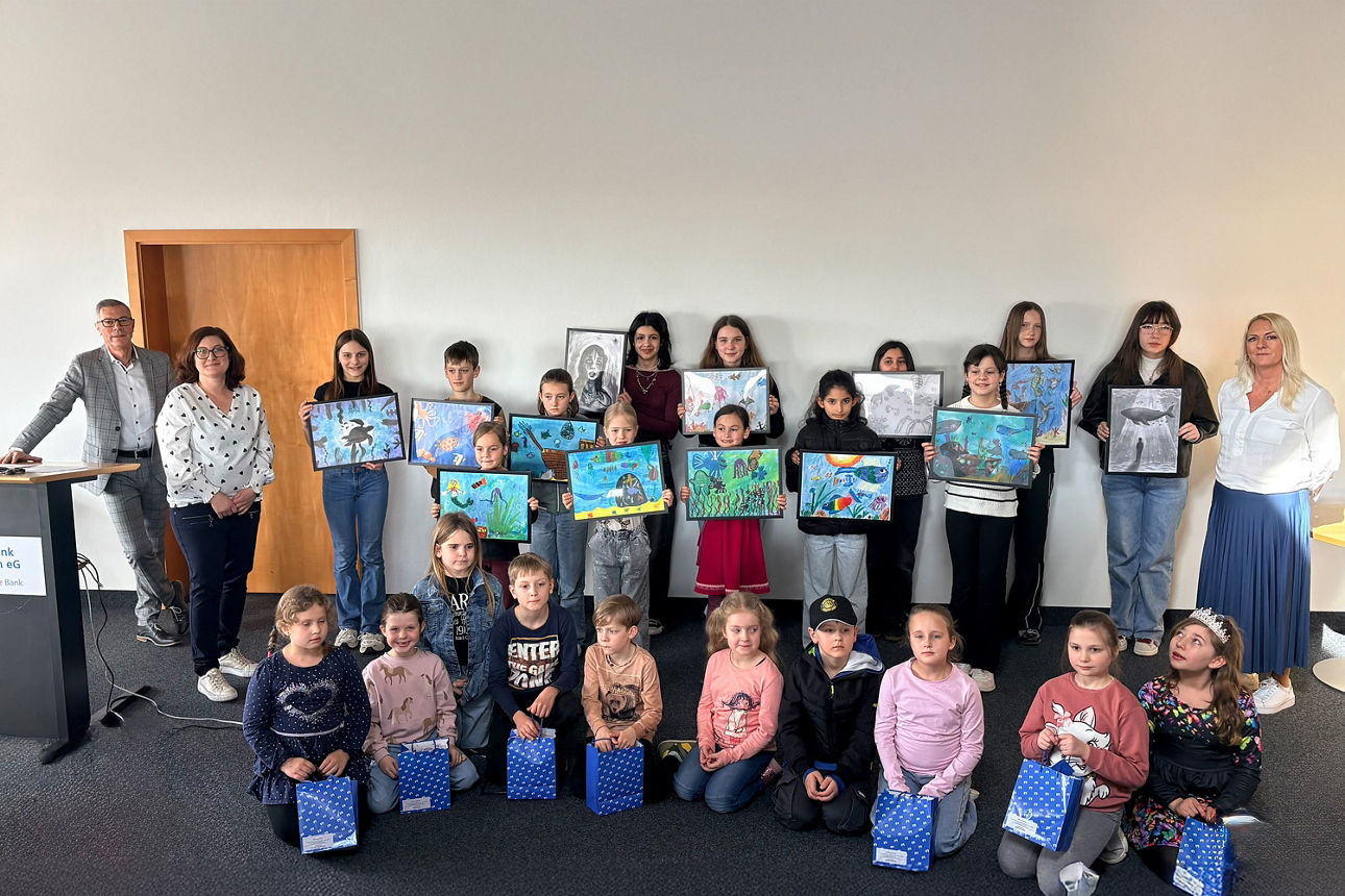 Foto (von Daniel Schönborn) der Gewinner vom 56. Internationalen Jugendwettbewerb "jugend creativ"