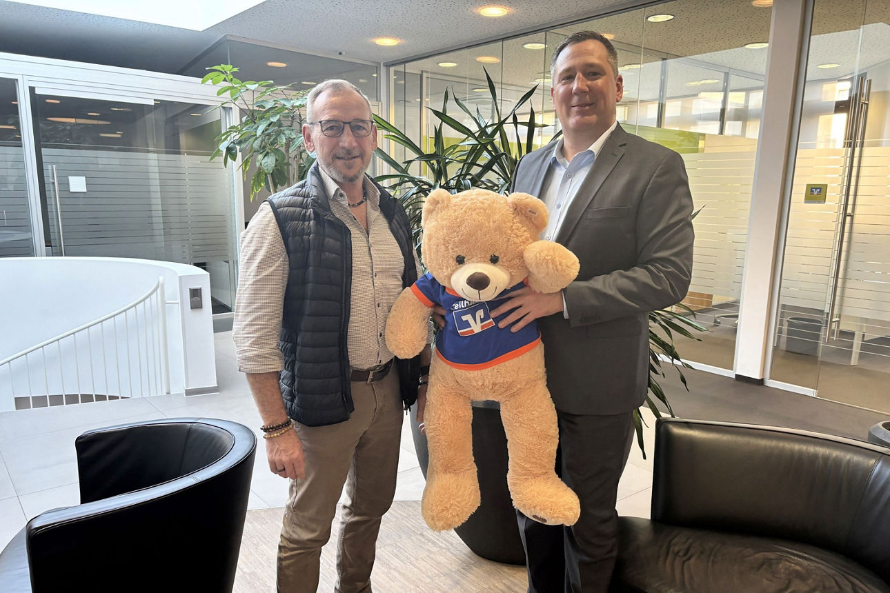 Kundenberater aus Weingarten, Steffen Zimmermann (rechts im Bild) überreicht den TeilhaBÄR an den glücklichen Gewinner.   