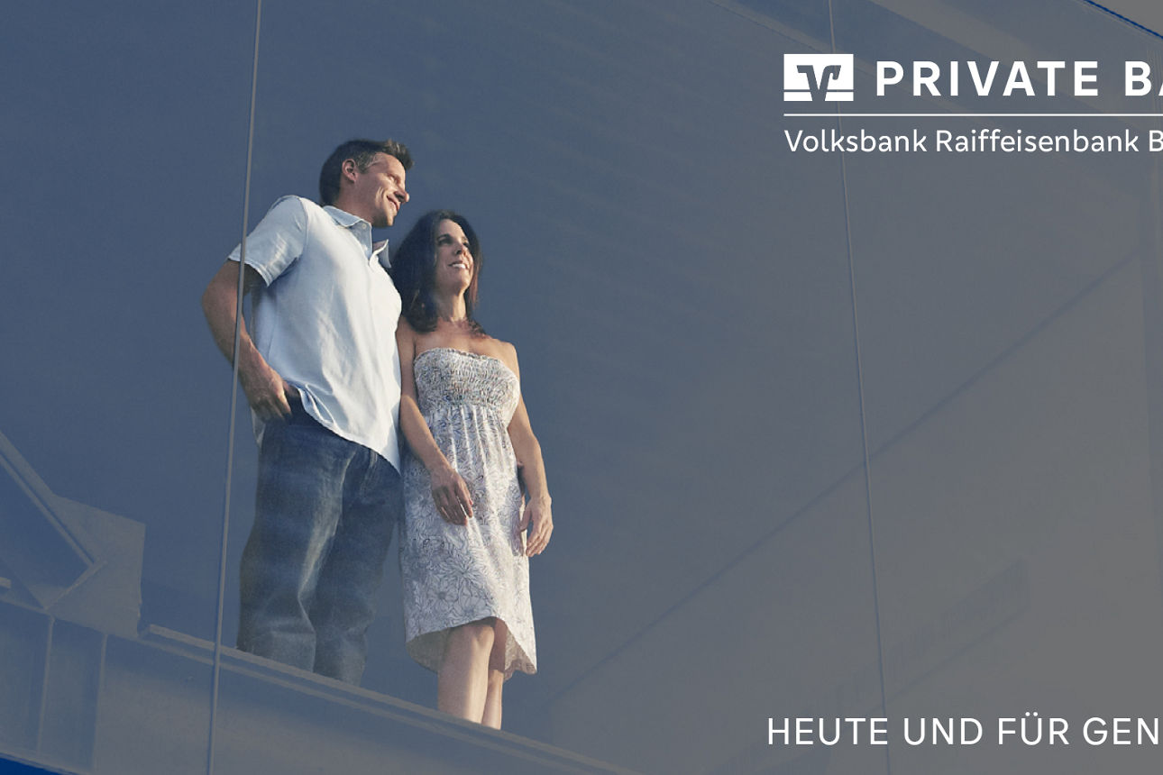 Junges Paar im Hochhaus am Fenster lässt Blick in die Ferne schweifen