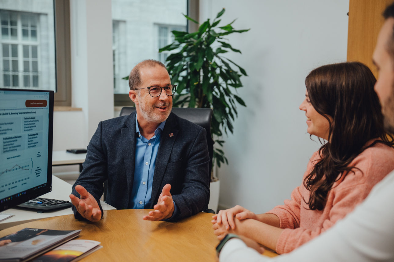 3 Personen führen ein Beratungsgespräch