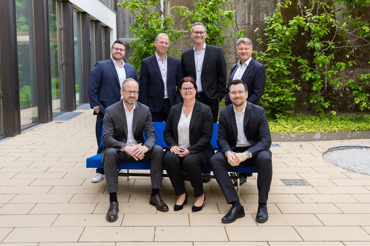 Gruppenbild mit einer Frau und sechs Männern