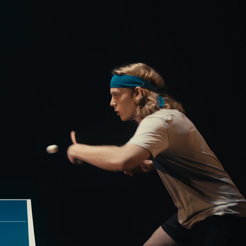 Mann der sehr konzetriert und taktisch Tischtennis spielt