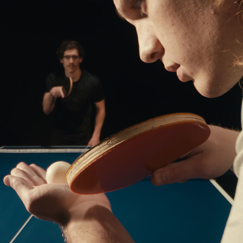 Zwei Menschen die ein Tischtennis-Spiel starten