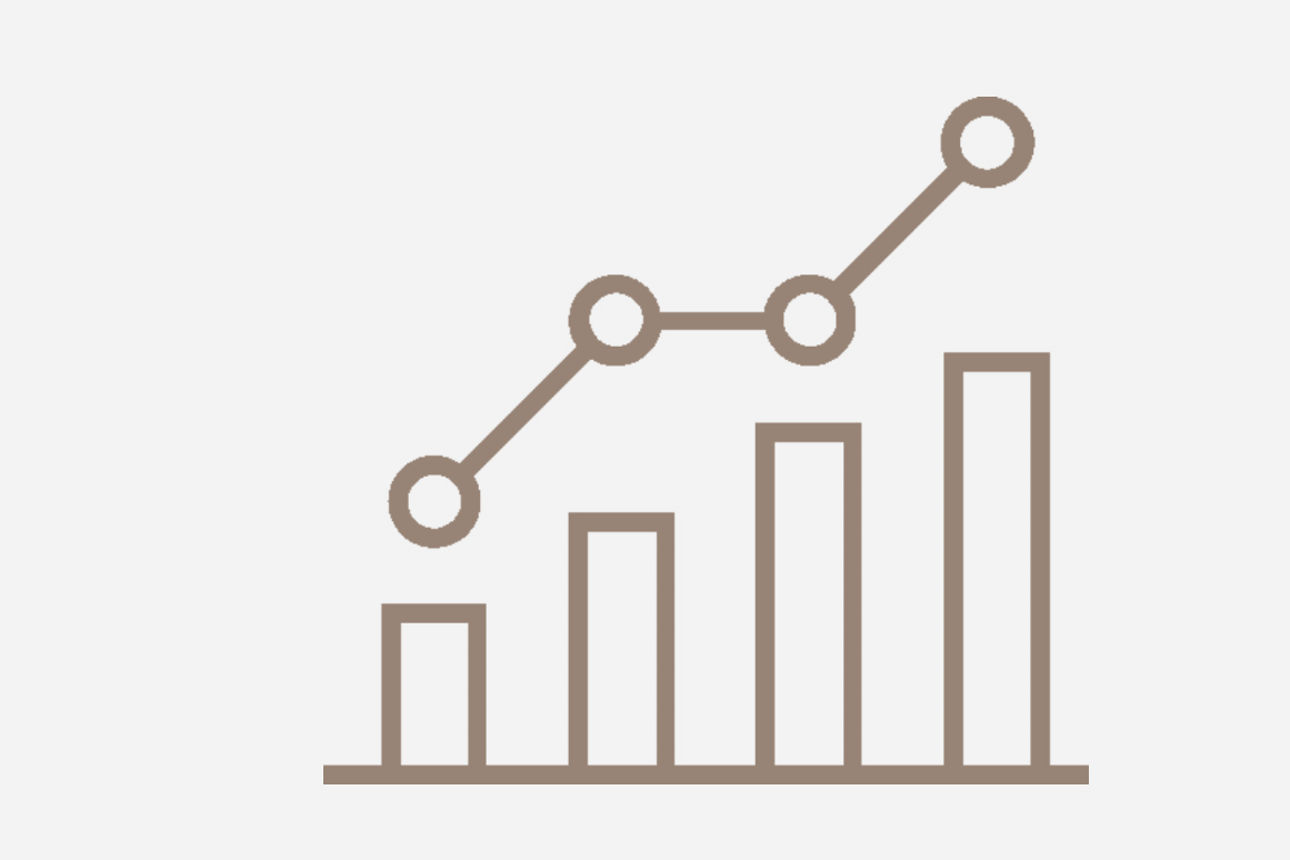 Übersicht des VermögensCockpits auf verschienden Endgeräten wie PC, Tablet und Smartphone mit einem "Play" Piktogramm
