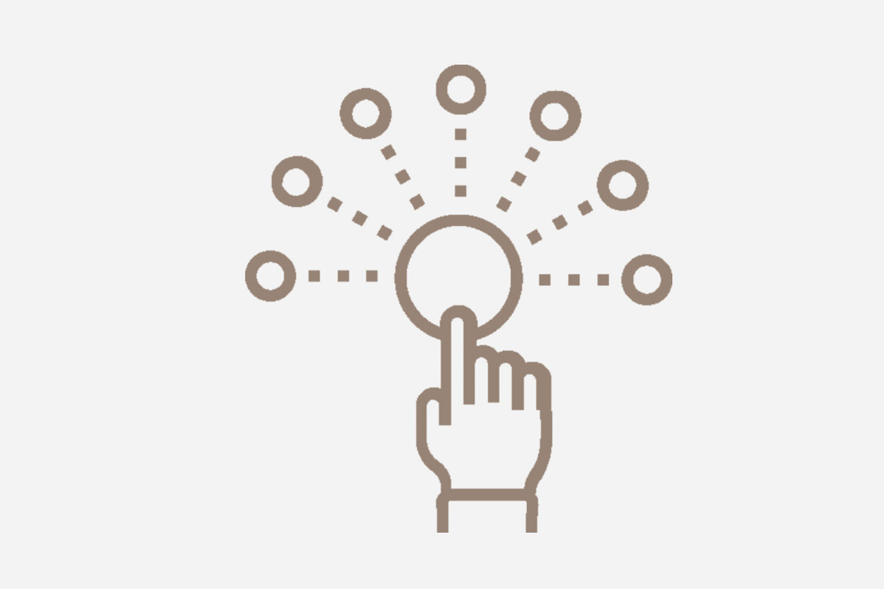 Übersicht des VermögensCockpits auf verschienden Endgeräten wie PC, Tablet und Smartphone mit einem "Play" Piktogramm