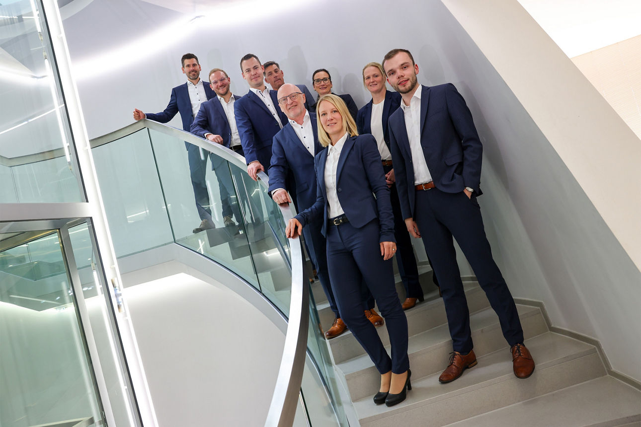 Das Team Vermögensmanagement hat sich auf der Treppe in der Werte-Bank-Münsterland aufgereiht