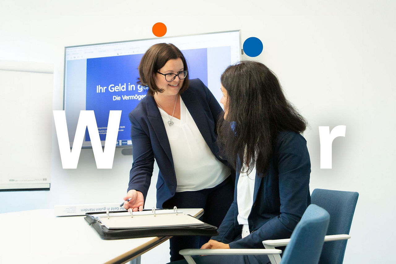 Zwei Frauen sprechen miteinander in einem Büro