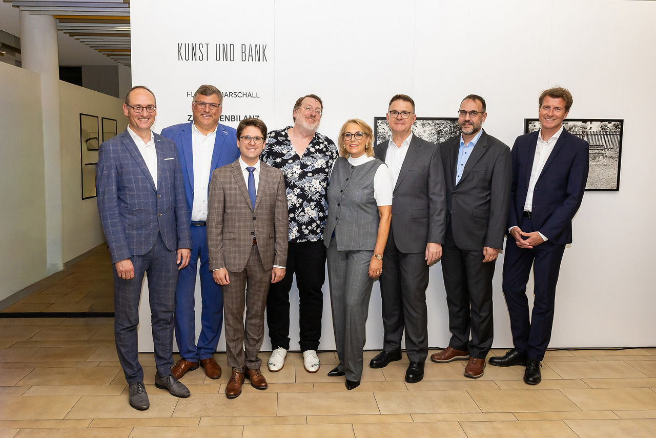 Gruppenbild mit der Geschäftsleitung, Vertreter der Politik, dem Künstler und einer Mitarbeiterin der Bank