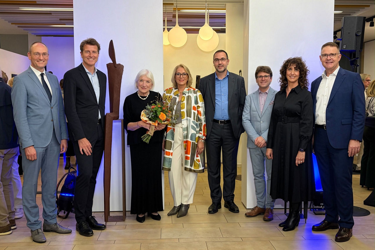 Eine Gruppe von Frauen und Männer stehen zusammen für ein Foto