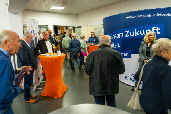Das Bild zeigt die Gäste im Veranstaltungsraum zum Thema Verschenken und Vererben