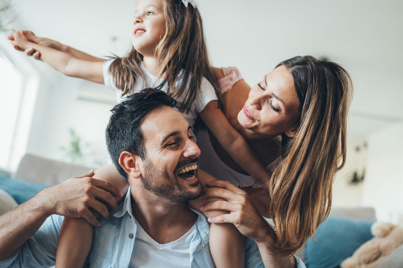 Eine junge glückliche Familie.