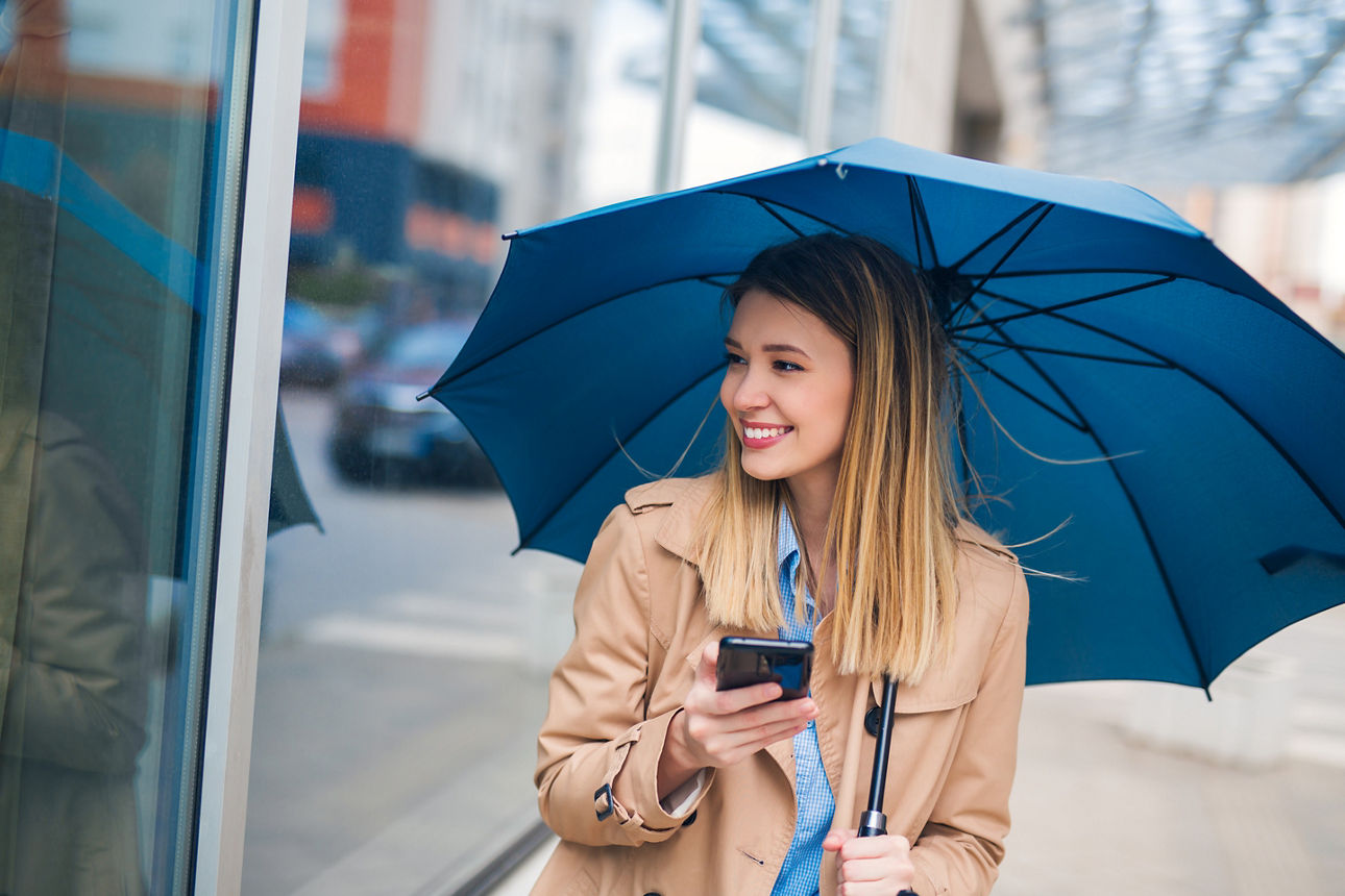 Junge Frau mit Regenschirm
