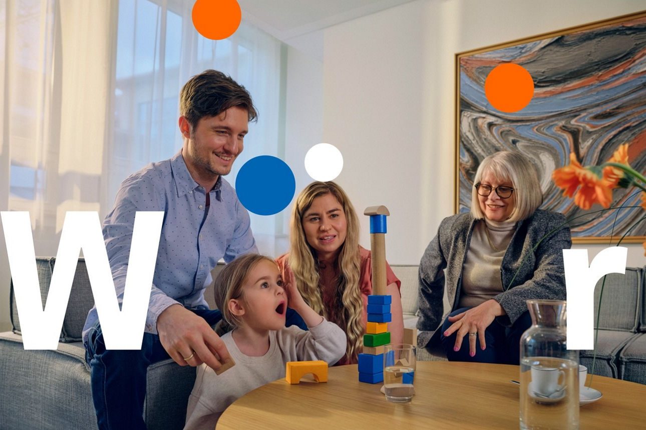 Eine Familie spielt mit ihrer Tochter