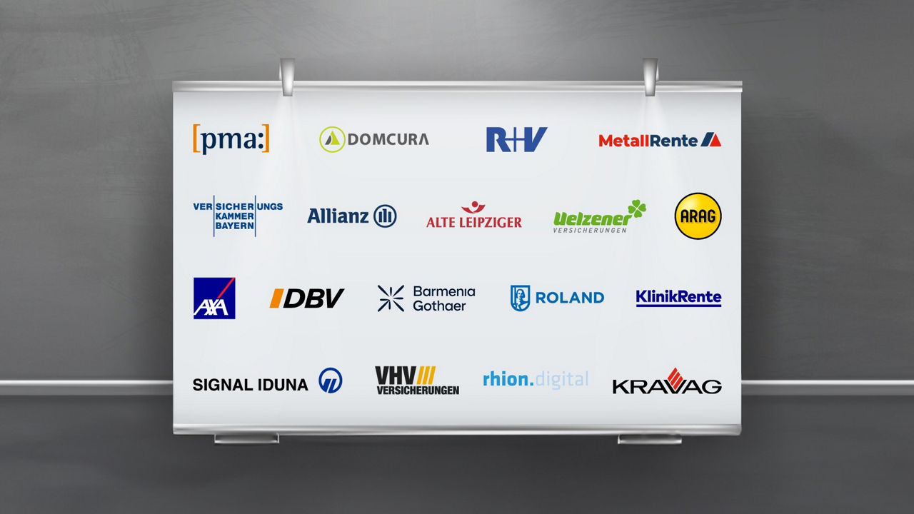 Tafel mit den Logos verschiedener Versicherungen