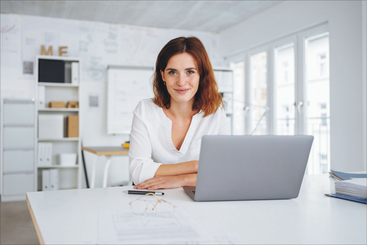 Eine Frau benutzt ihren Laptop für einen Videochat.