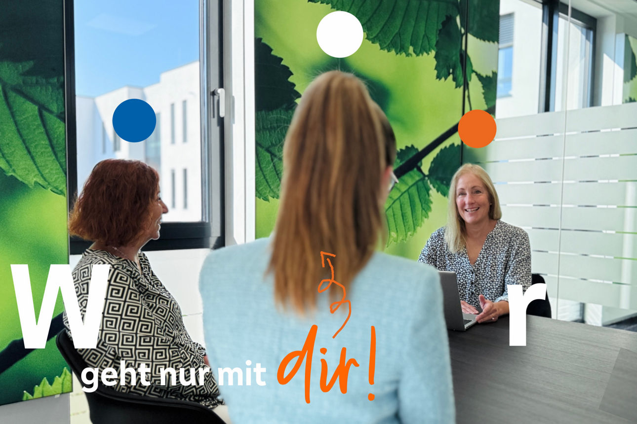 Stellenanzeige, Text: Versicherungsspezialist/in gesucht (m/w/d), Wir geht nur mit dir!. Drei Frauen bei einem Gespräch sowie grafische Darstellung Wir wobei Personen i darstellen.