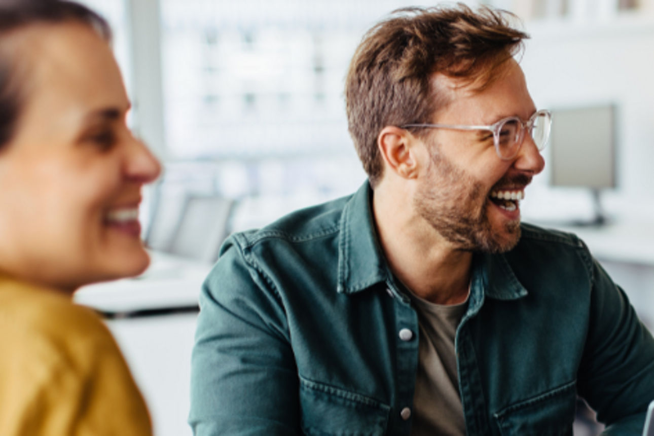 Mitarbeiter am Lachen