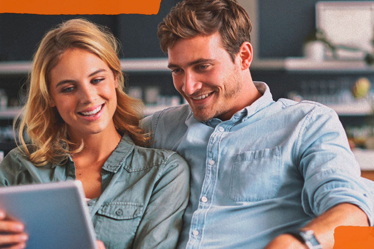 Junges Pärchen blickt auf Tablet