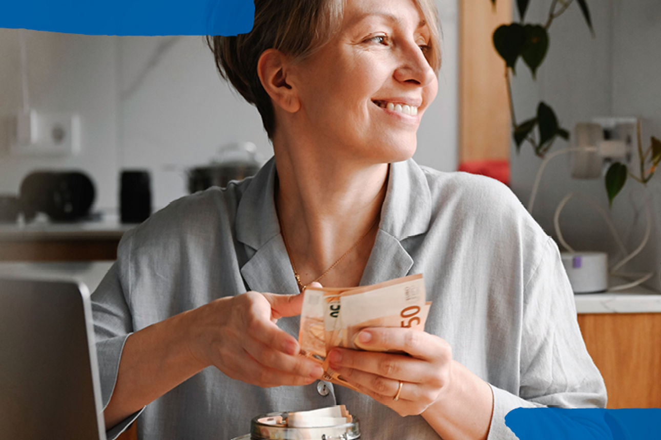 Frau zählt Geldscheine am Tisch