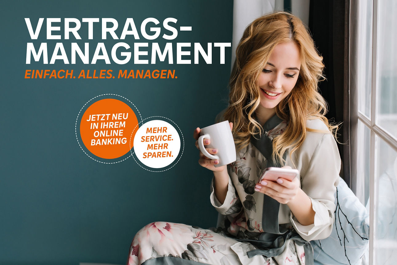 Frau mit Smartphone und Tasse vor einem Fenster