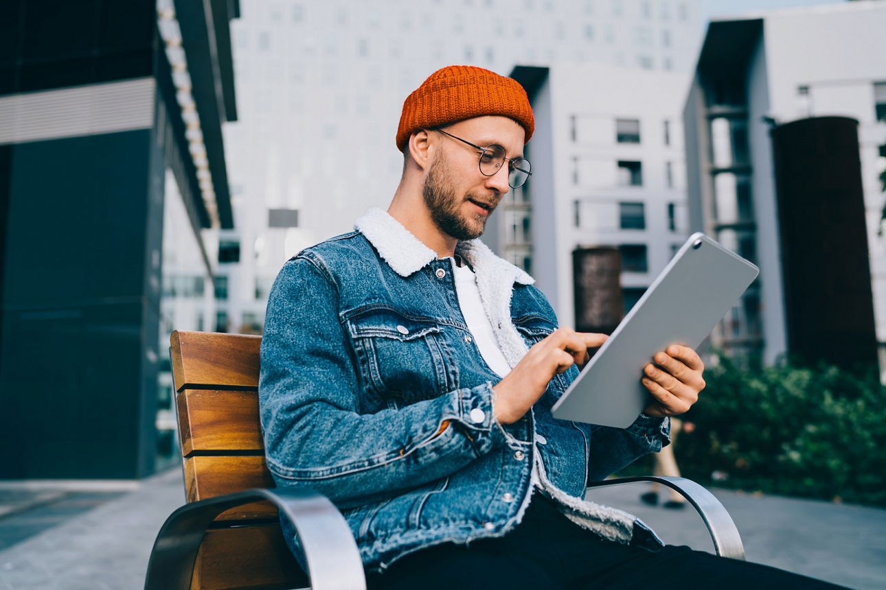 Mann mit iPad