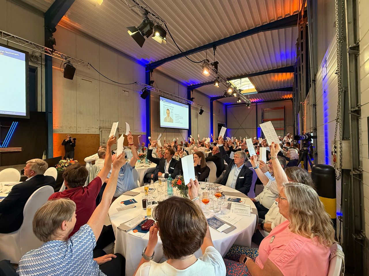 Vertreter sitzend bei der Abstimmung