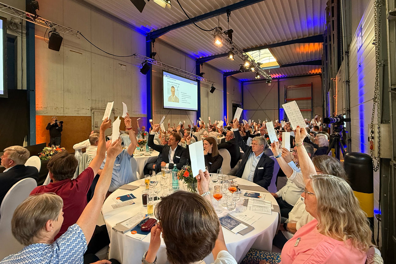 Vertreter sitzend bei der Abstimmung
