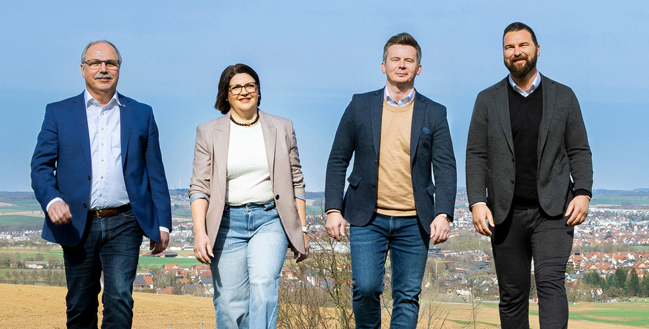 Unsere Vorstände mit 2 Vertretern