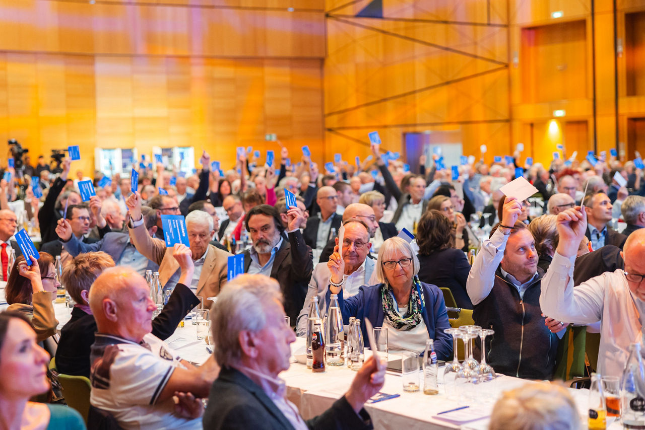 Die Vertreterversammlung bei der Entlastung des Vorstands.
