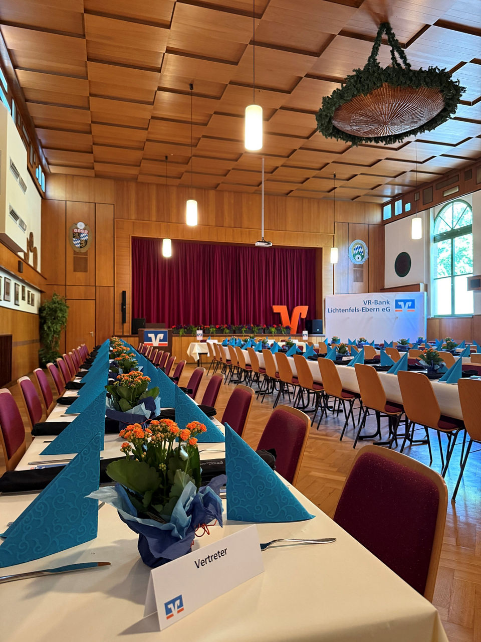Geschmückter Saal für die Vertreterversammlung