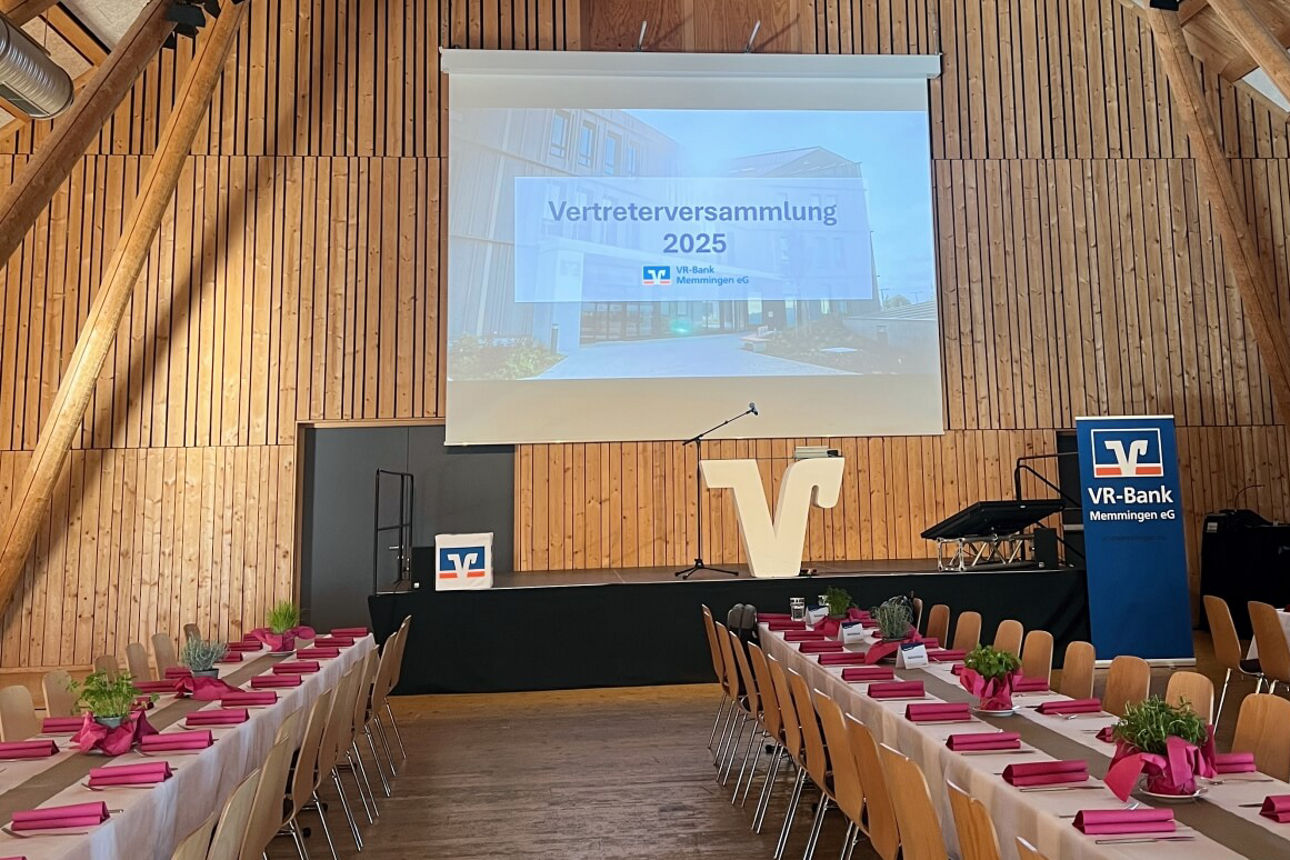 Blick auf die Bühne bei der Vertreterversammlung 2025