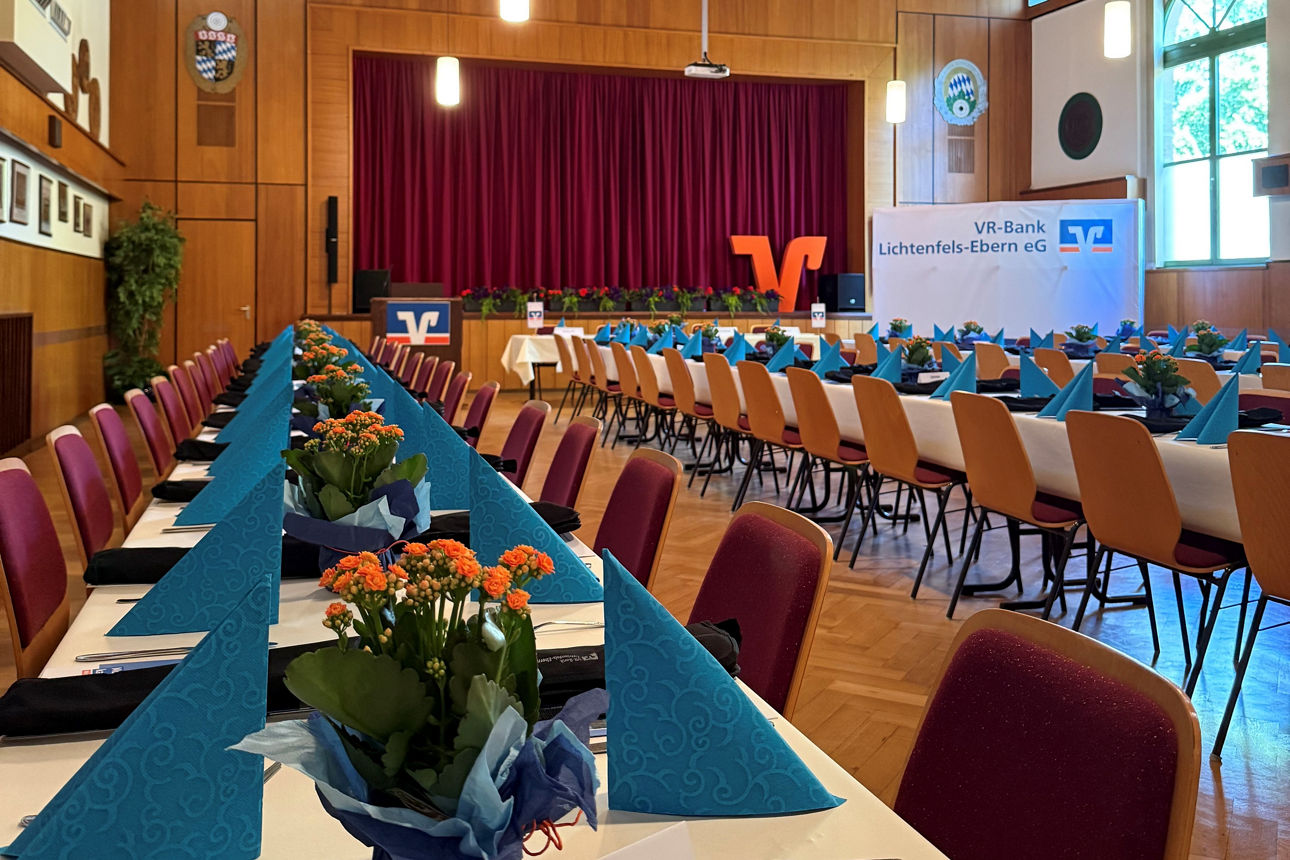 Geschmückter Saal für die Vertreterversammlung