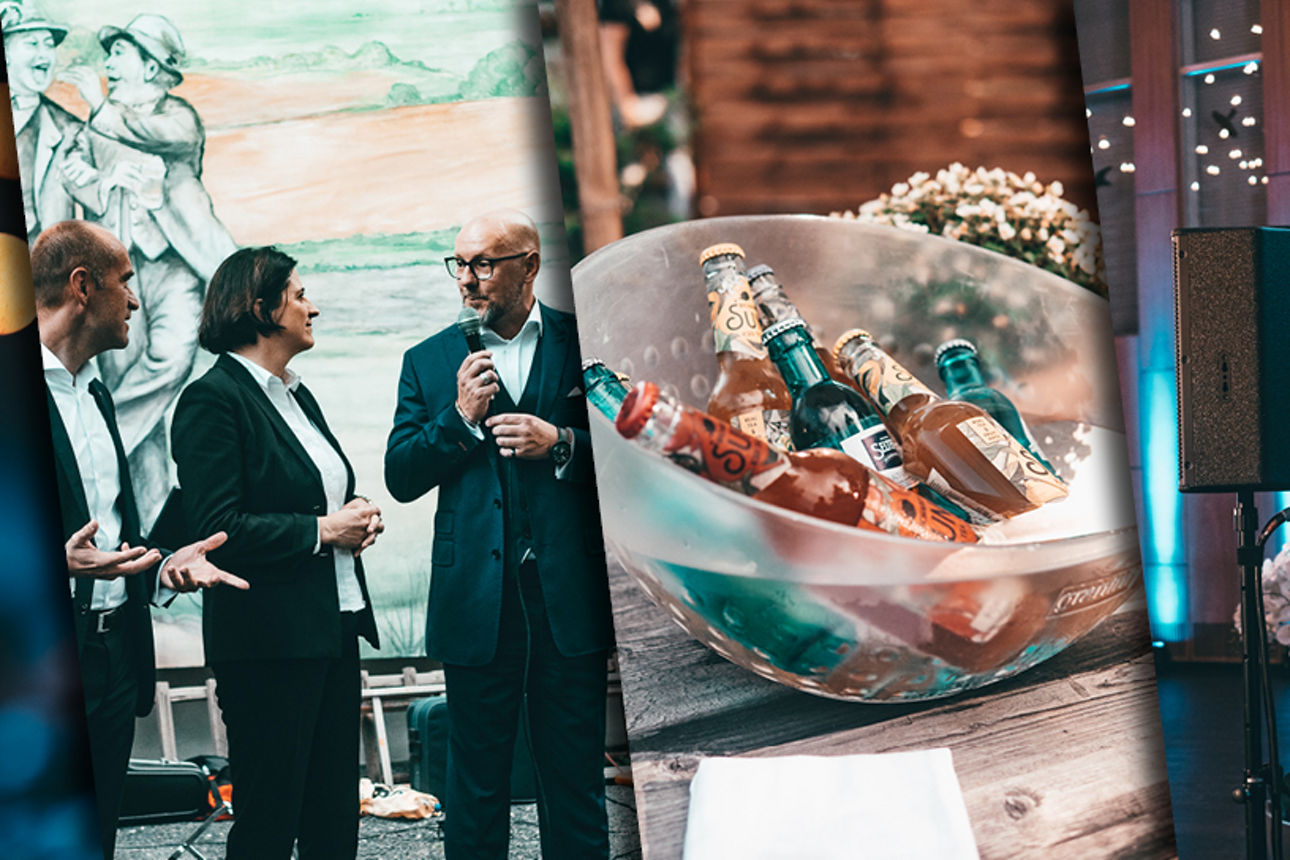 Drei Personen im Dialog und eine Person steht an einem Rednerpullt