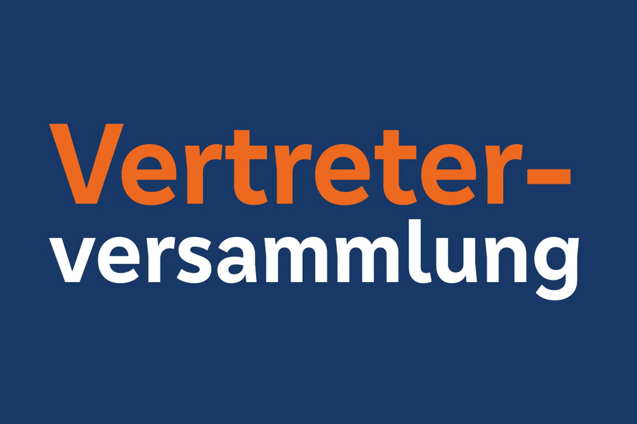 Dunkelblauer Hintergrund auf dem steht in orange und weiß Vertreterversammlung