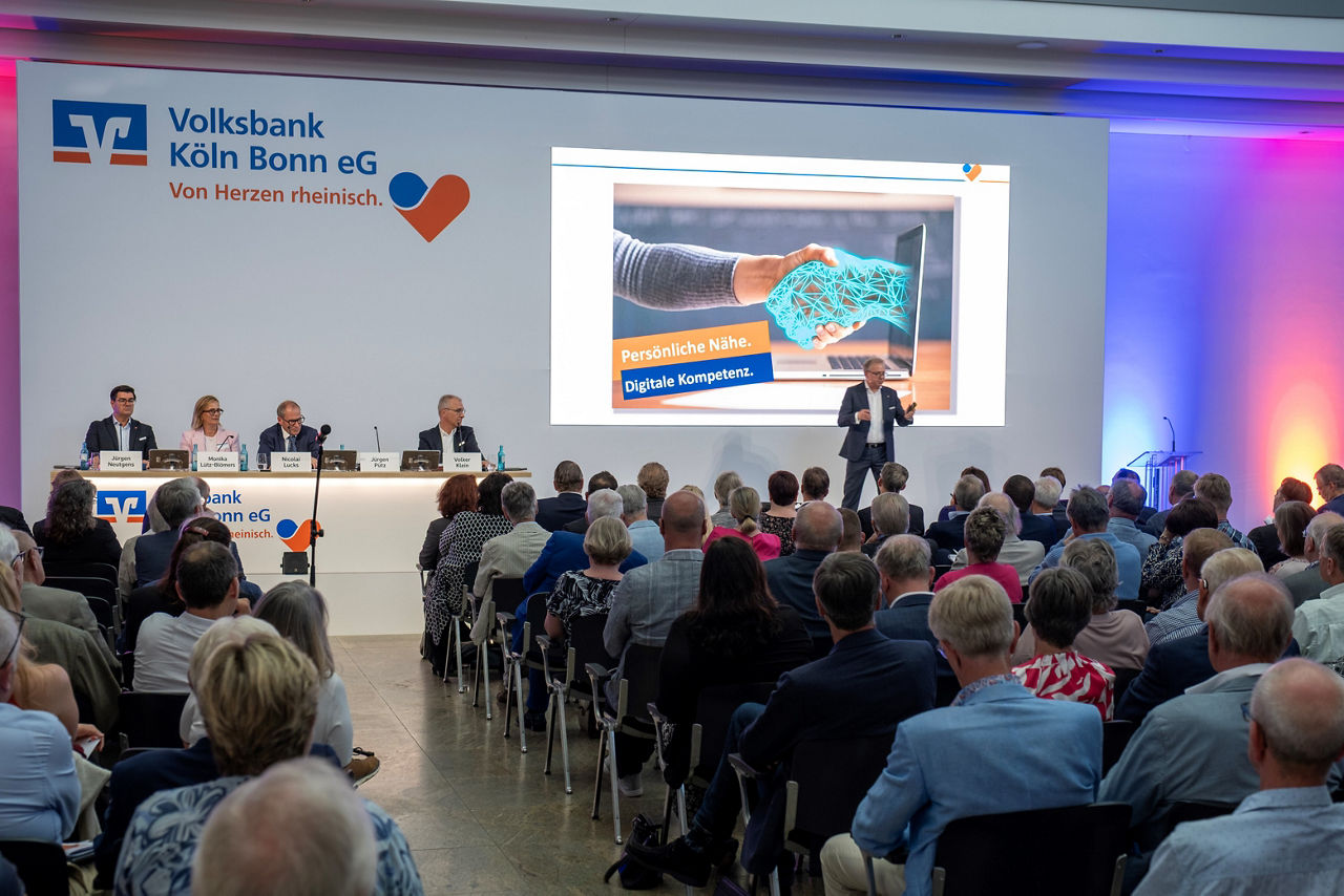Teilnehmende der Vertreterversammlung 2025 vor Aufsichtsrats- und Vorstandsmitgliedern