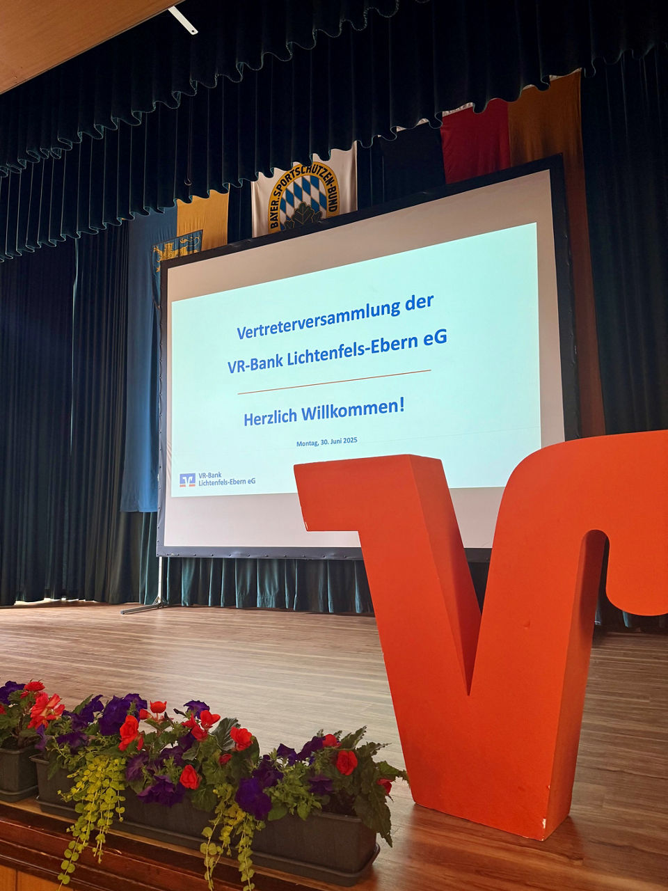 Präsentation auf der Bühne der Vertreterversammlung